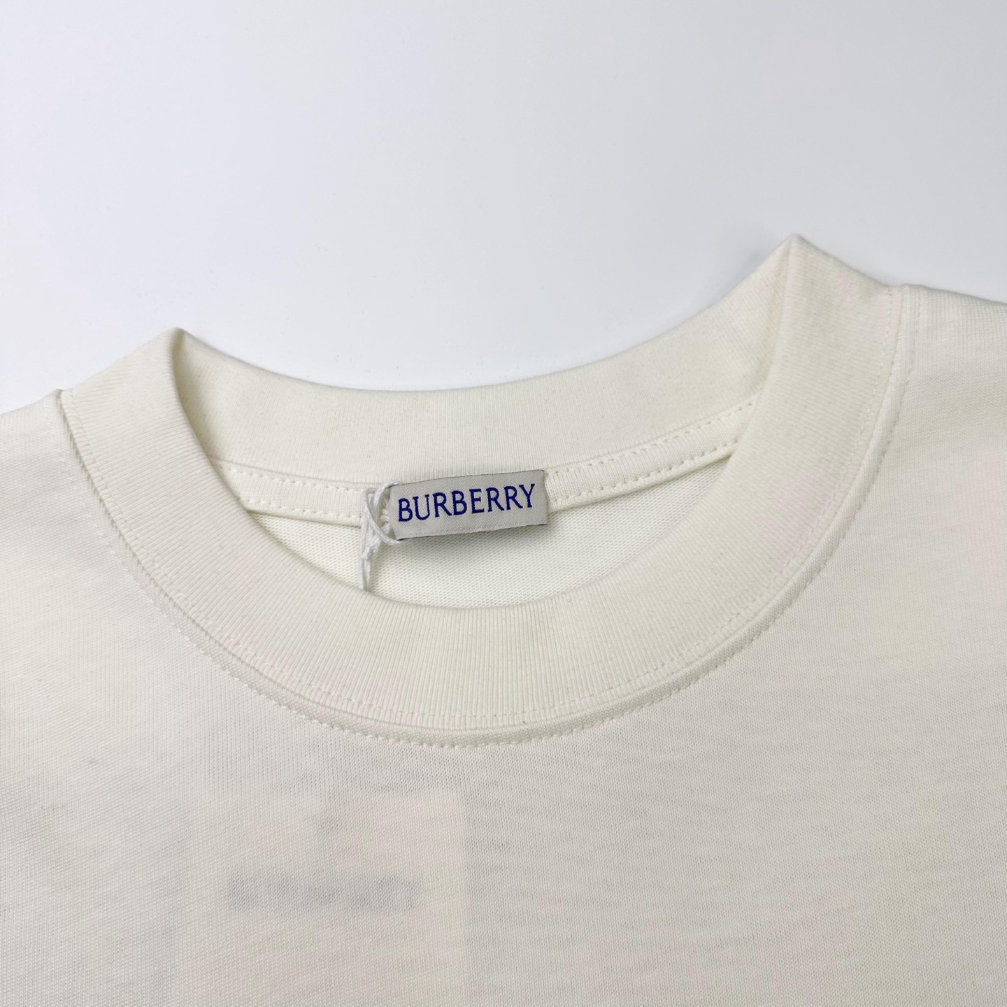 Burberry 

款号：B605#博柏利官网新款战马印花短袖

面料- 采用320克双股精梳棉面料.