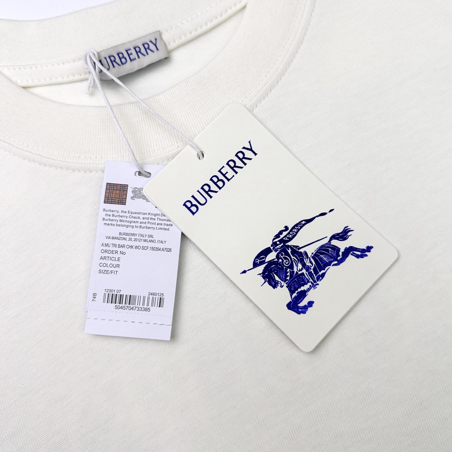Burberry 

款号：B605#博柏利官网新款战马印花短袖

面料- 采用320克双股精梳棉面料.