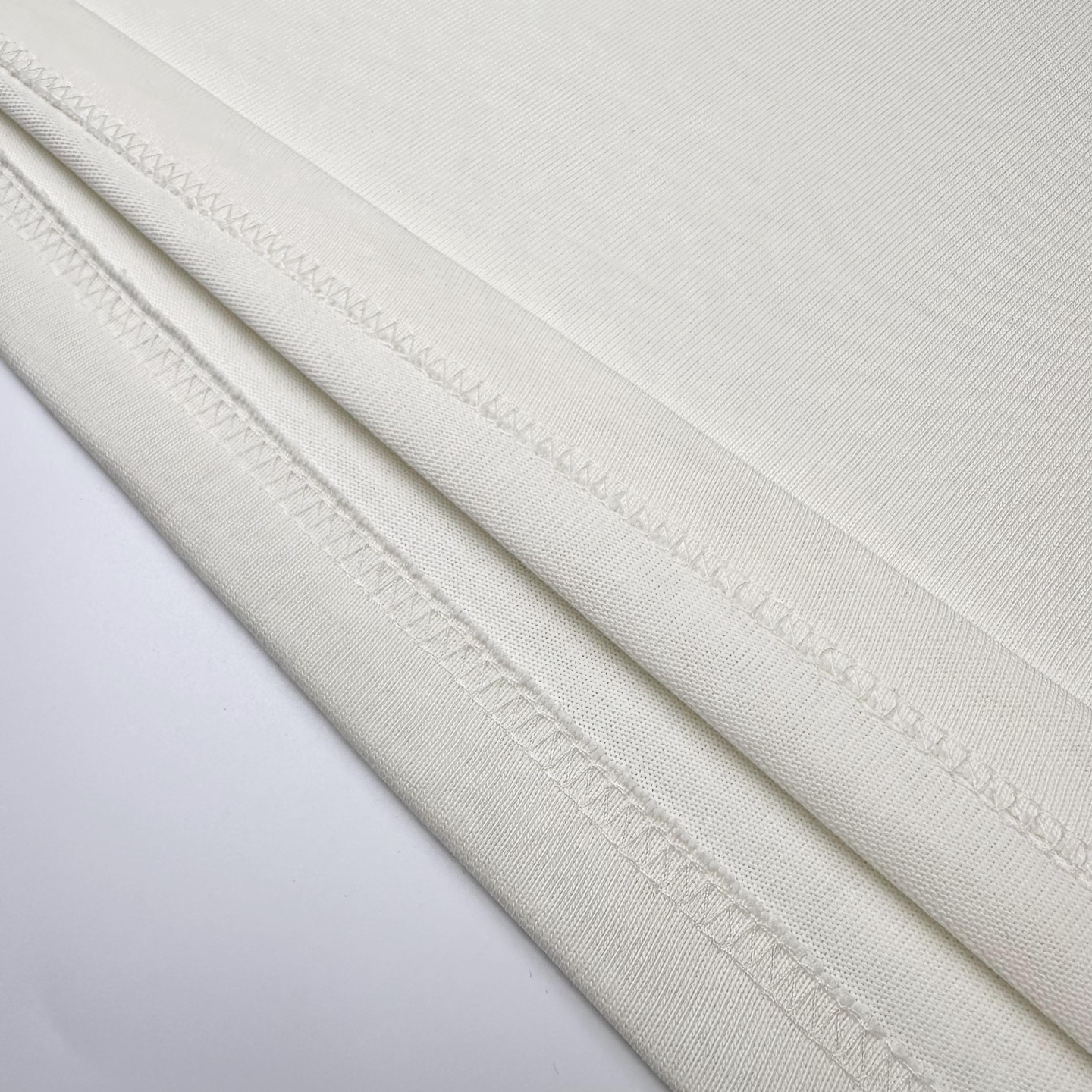 Burberry 

款号：B606#博柏利官网新款刺绣战马印花条纹短袖

面料- 采用320克双股精梳