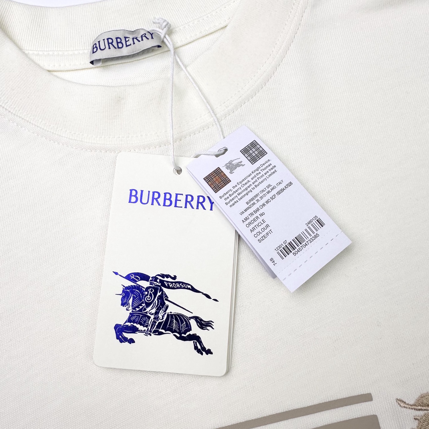 Burberry 

款号：B606#博柏利官网新款刺绣战马印花条纹短袖

面料- 采用320克双股精梳