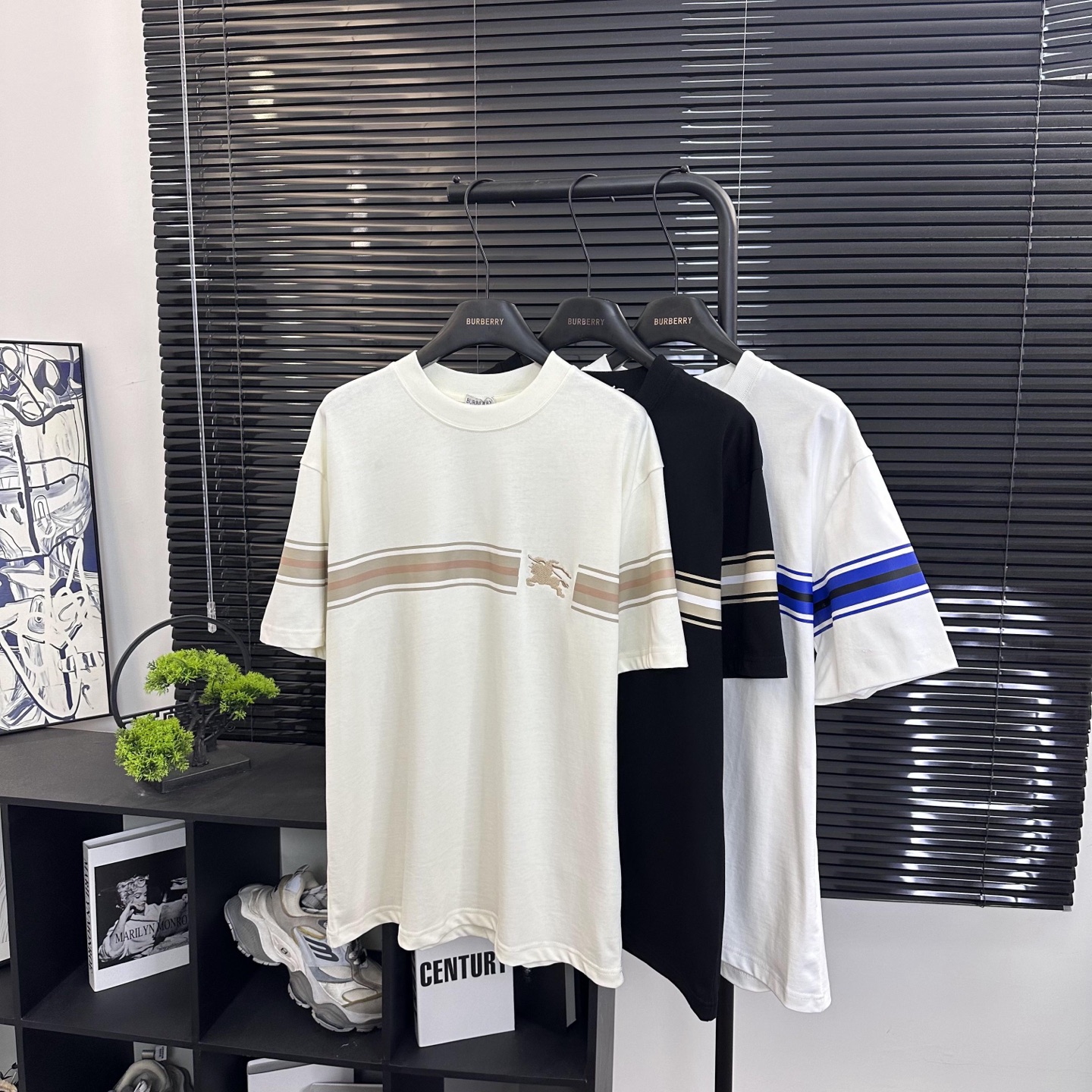 Burberry 

款号：B606#博柏利官网新款刺绣战马印花条纹短袖

面料- 采用320克双股精梳
