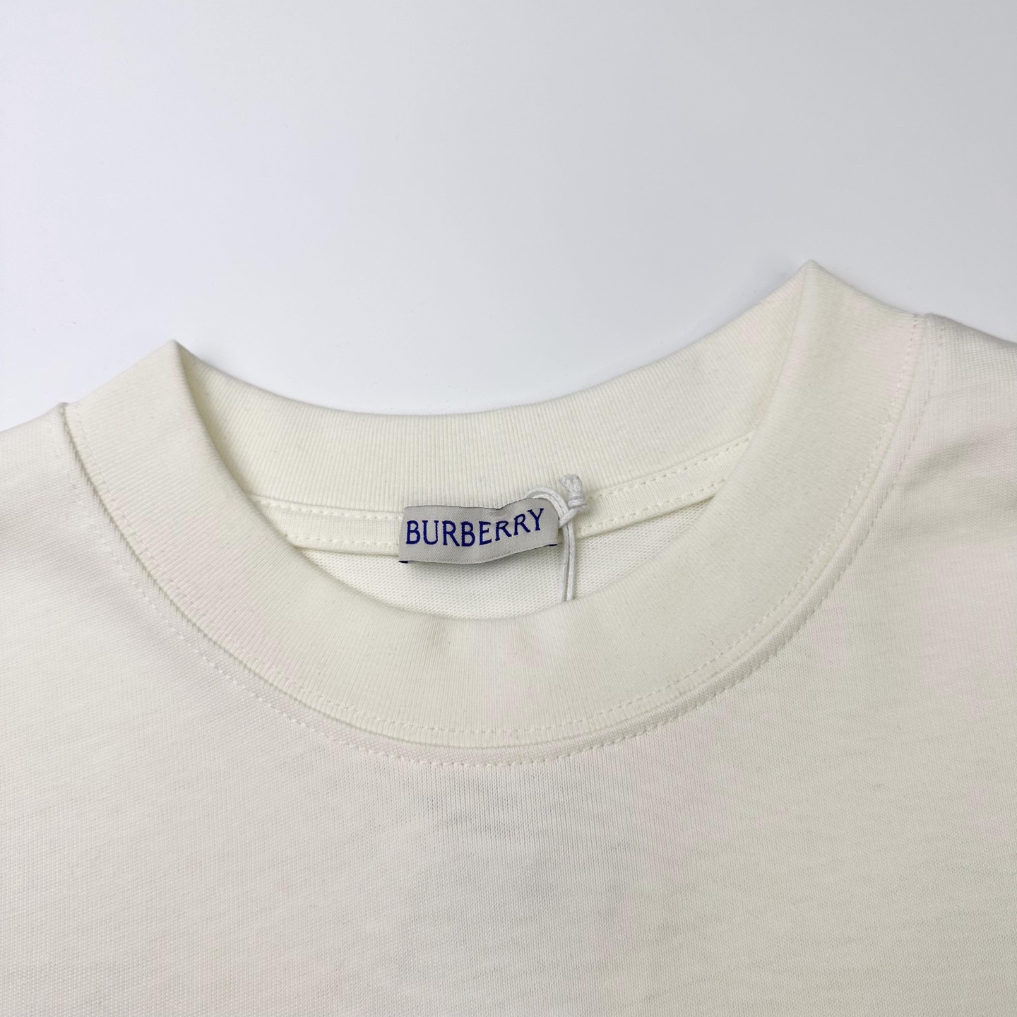 Burberry 

款号：B606#博柏利官网新款刺绣战马印花条纹短袖

面料- 采用320克双股精梳