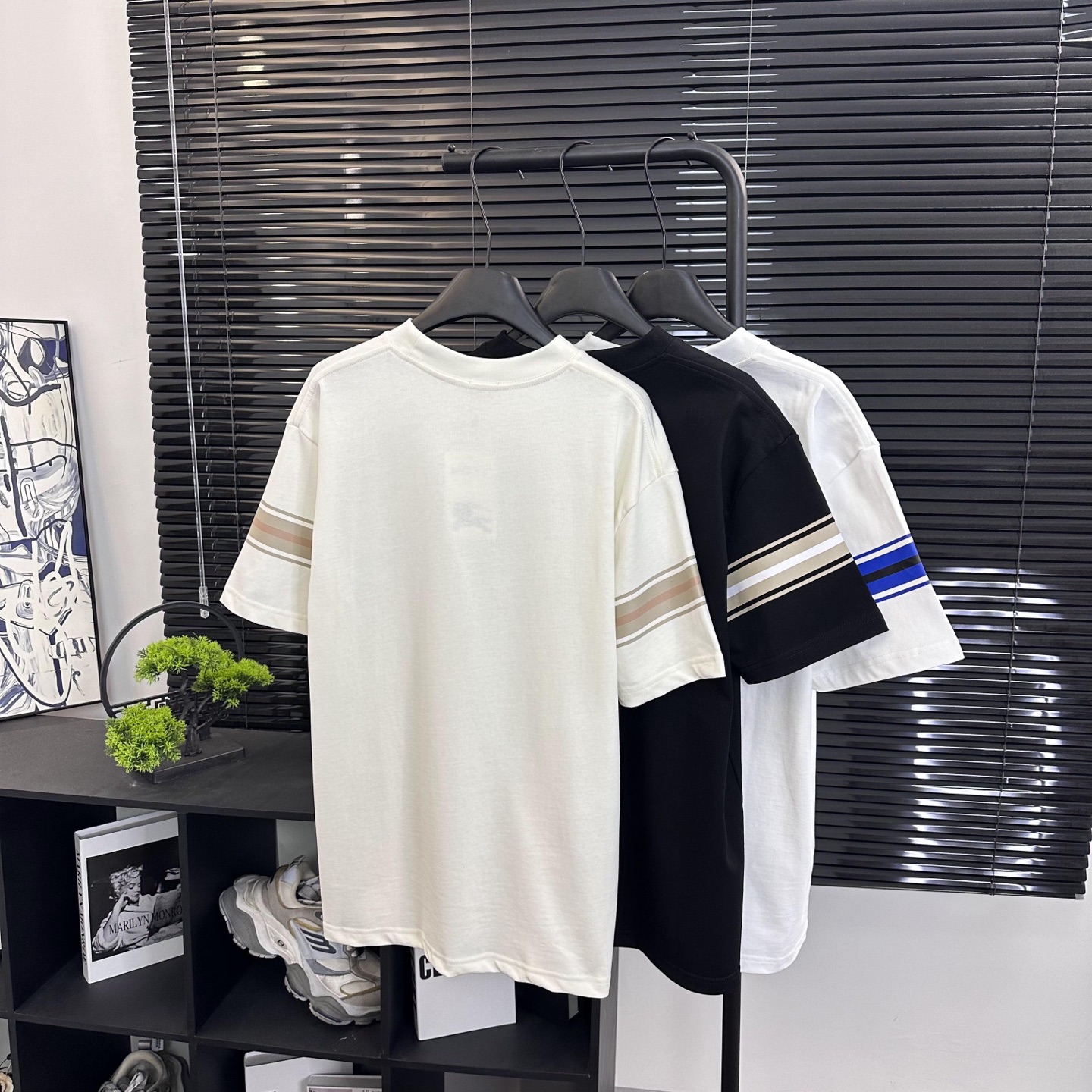 Burberry 

款号：B606#博柏利官网新款刺绣战马印花条纹短袖

面料- 采用320克双股精梳