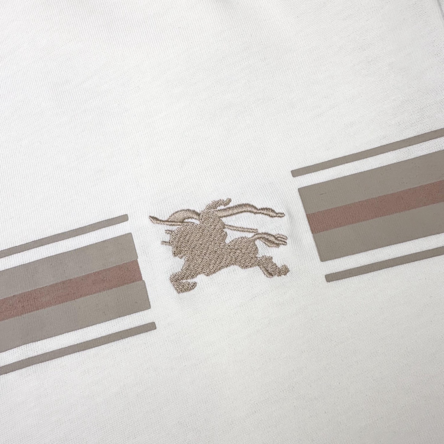 Burberry 

款号：B606#博柏利官网新款刺绣战马印花条纹短袖

面料- 采用320克双股精梳