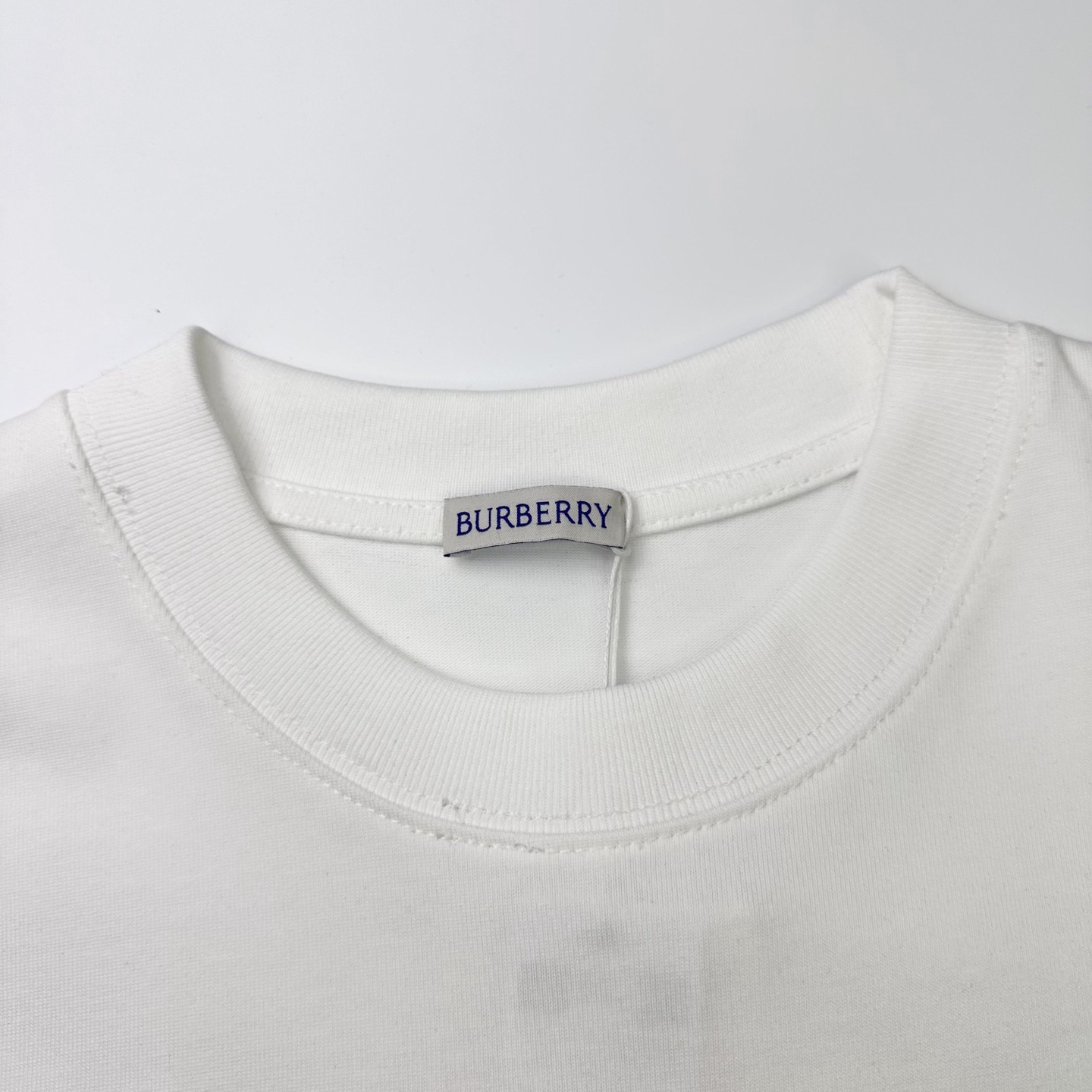 Burberry 

款号：B606#博柏利官网新款刺绣战马印花条纹短袖

面料- 采用320克双股精梳
