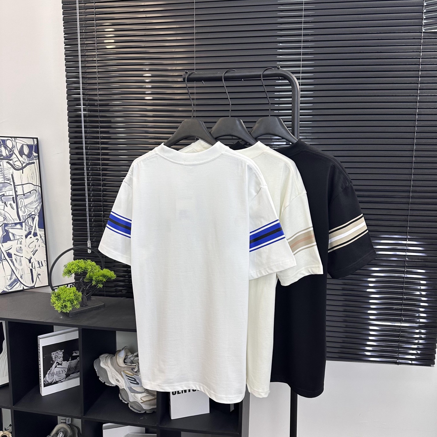 Burberry 

款号：B606#博柏利官网新款刺绣战马印花条纹短袖

面料- 采用320克双股精梳