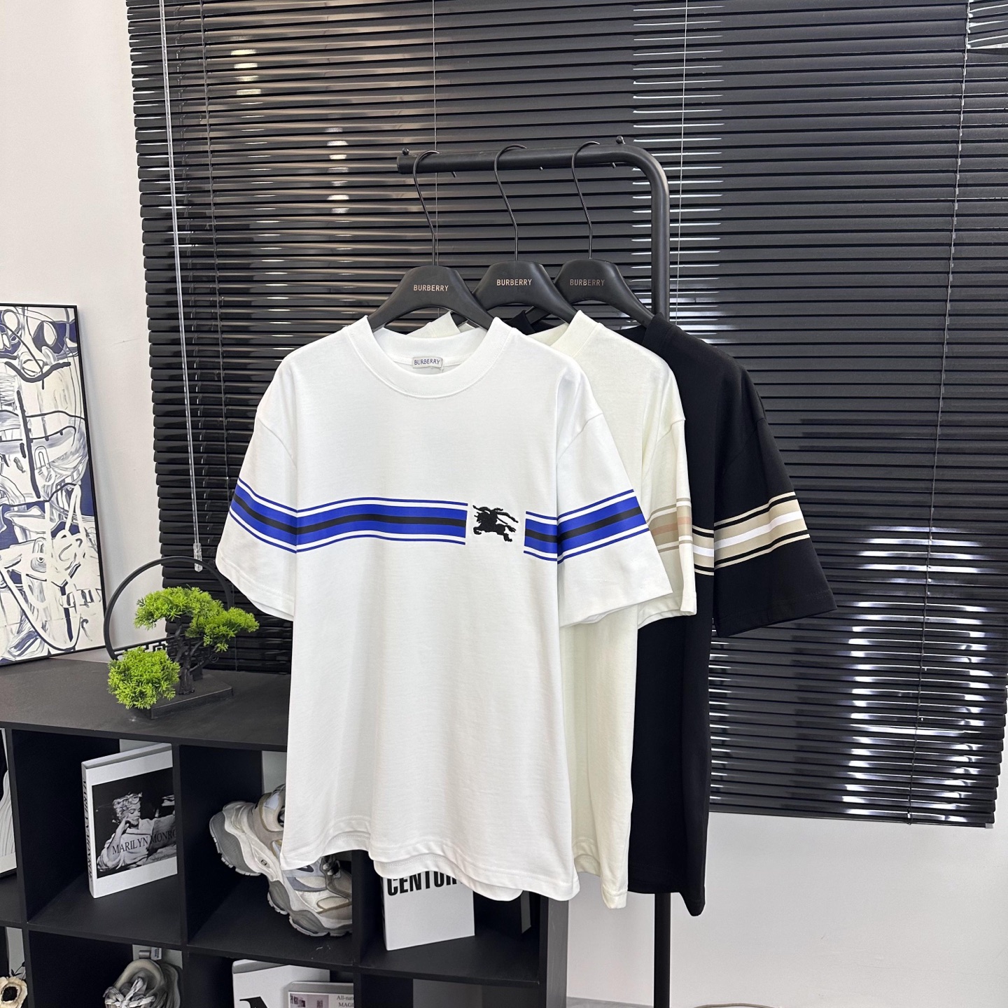 Burberry 

款号：B606#博柏利官网新款刺绣战马印花条纹短袖

面料- 采用320克双股精梳