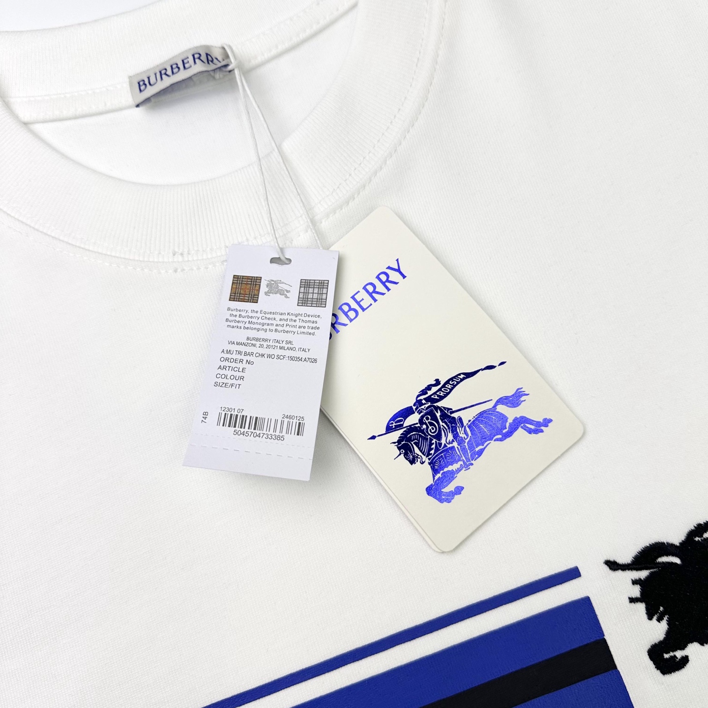 Burberry 

款号：B606#博柏利官网新款刺绣战马印花条纹短袖

面料- 采用320克双股精梳