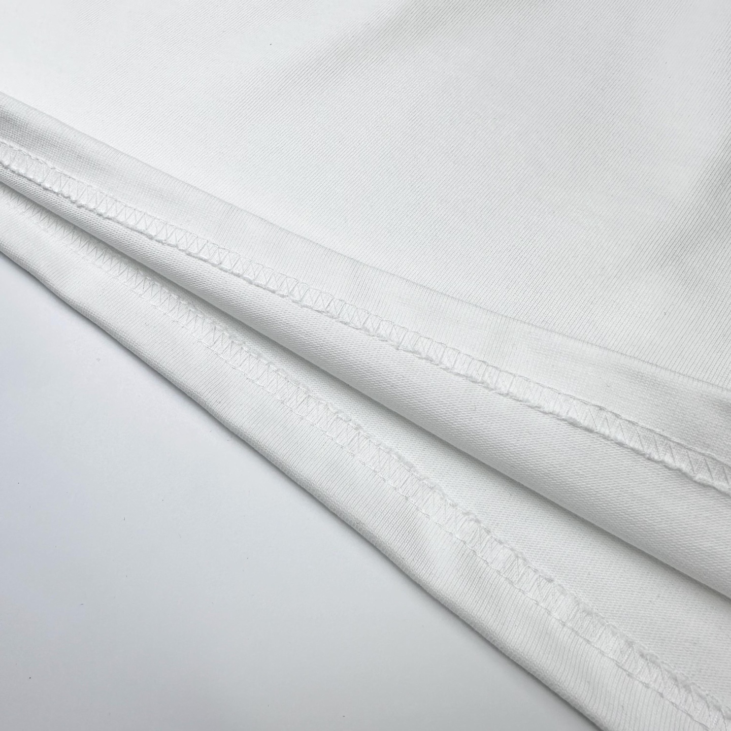 Burberry 

款号：B606#博柏利官网新款刺绣战马印花条纹短袖

面料- 采用320克双股精梳