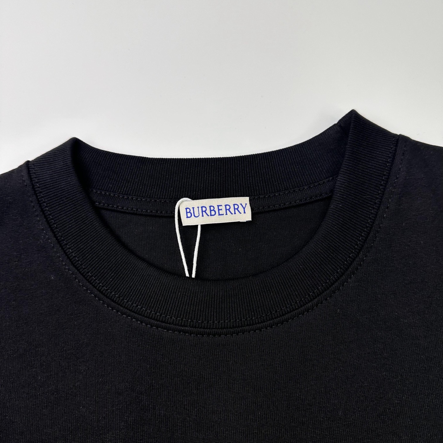 Burberry 

款号：B606#博柏利官网新款刺绣战马印花条纹短袖

面料- 采用320克双股精梳