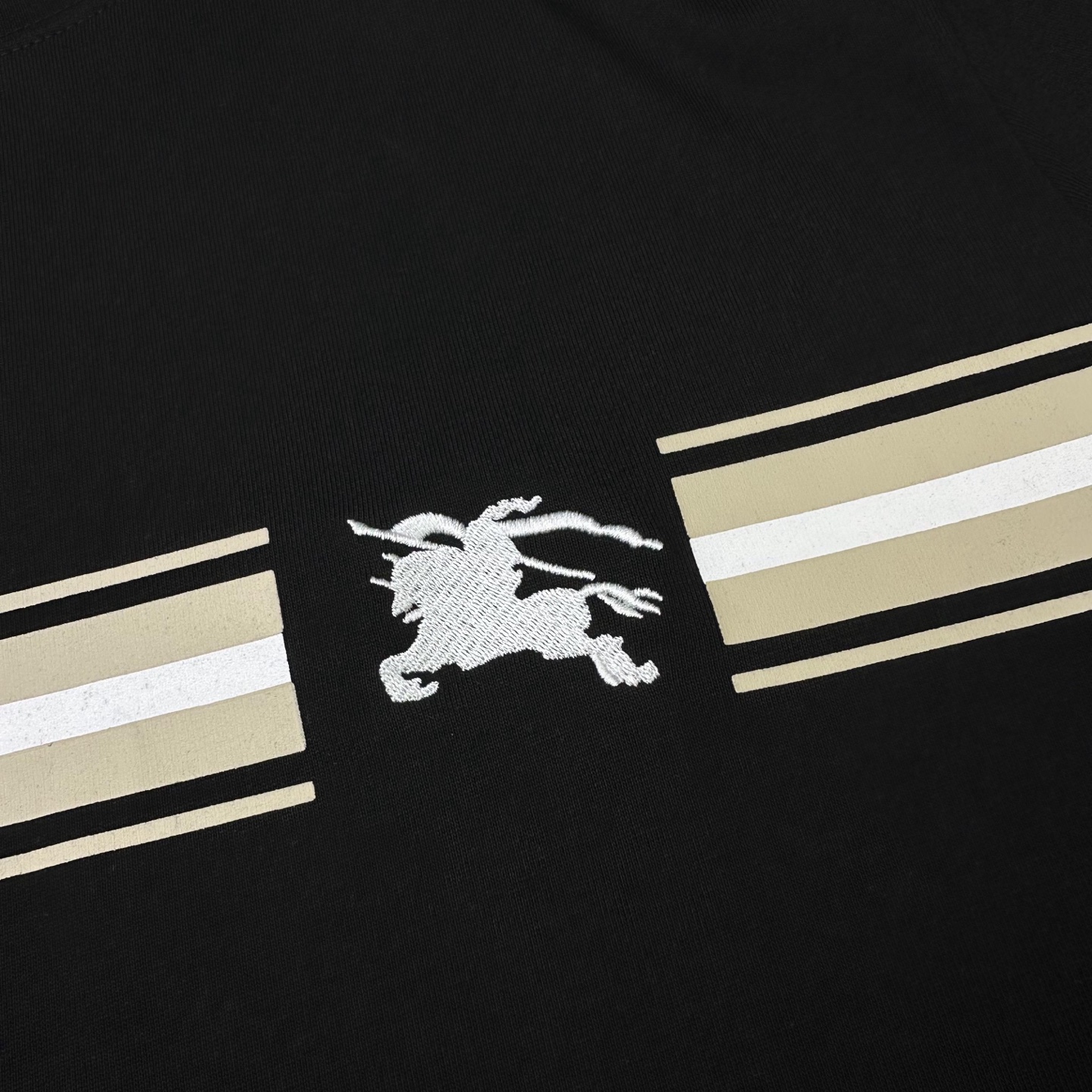 Burberry 

款号：B606#博柏利官网新款刺绣战马印花条纹短袖

面料- 采用320克双股精梳