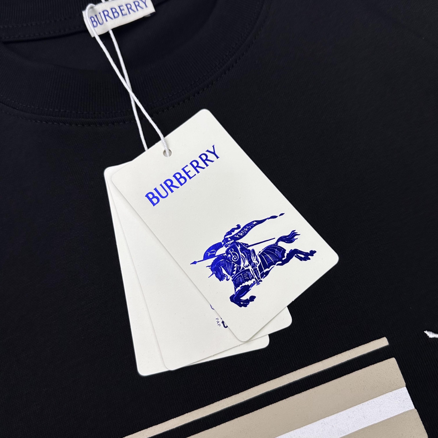Burberry 

款号：B606#博柏利官网新款刺绣战马印花条纹短袖

面料- 采用320克双股精梳