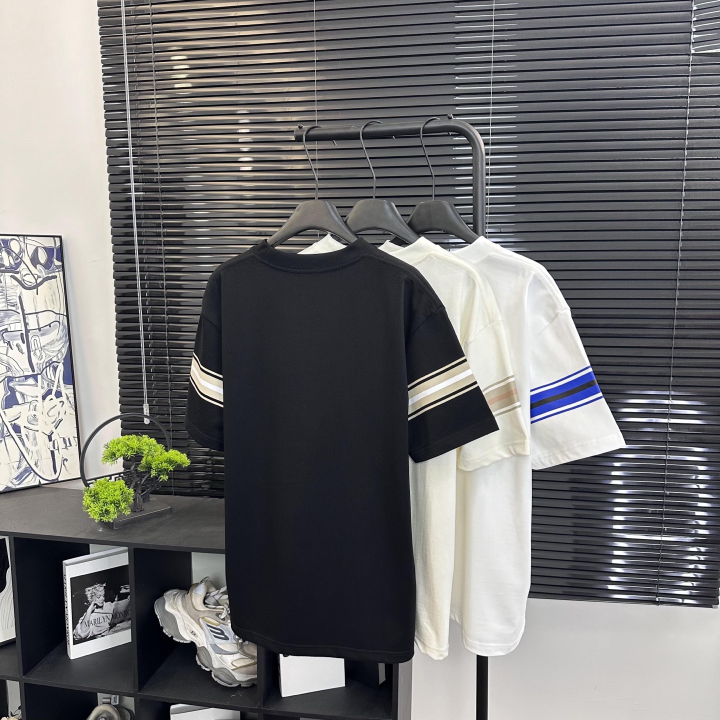 Burberry 

款号：B606#博柏利官网新款刺绣战马印花条纹短袖

面料- 采用320克双股精梳