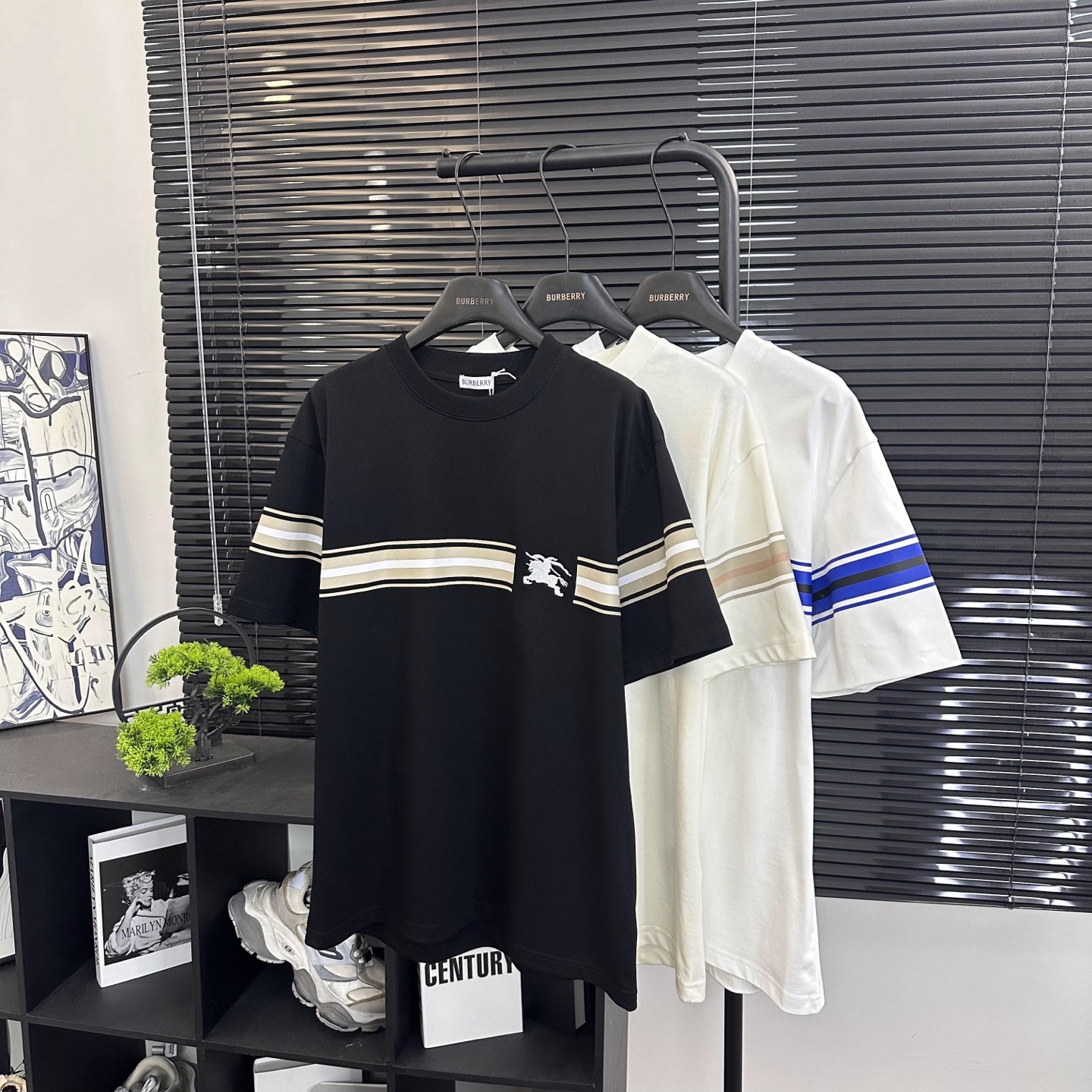 Burberry 

款号：B606#博柏利官网新款刺绣战马印花条纹短袖

面料- 采用320克双股精梳