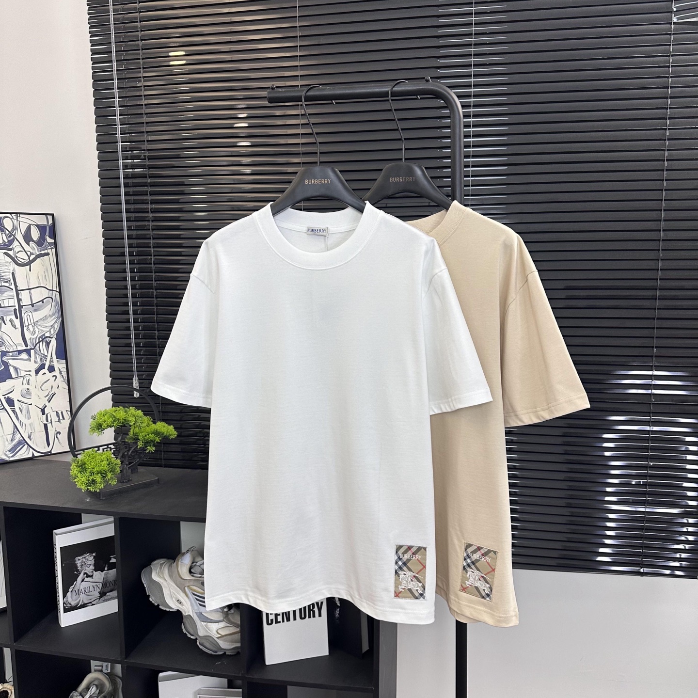 Burberry 

款号：B601#博柏利官网新款刺绣图标战马短袖

面料- 采用320克双股精梳棉面
