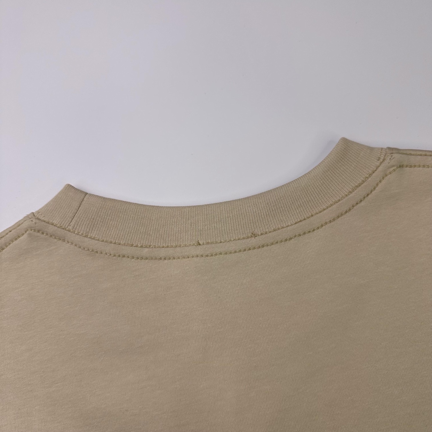 Burberry 

款号：B601#博柏利官网新款刺绣图标战马短袖

面料- 采用320克双股精梳棉面