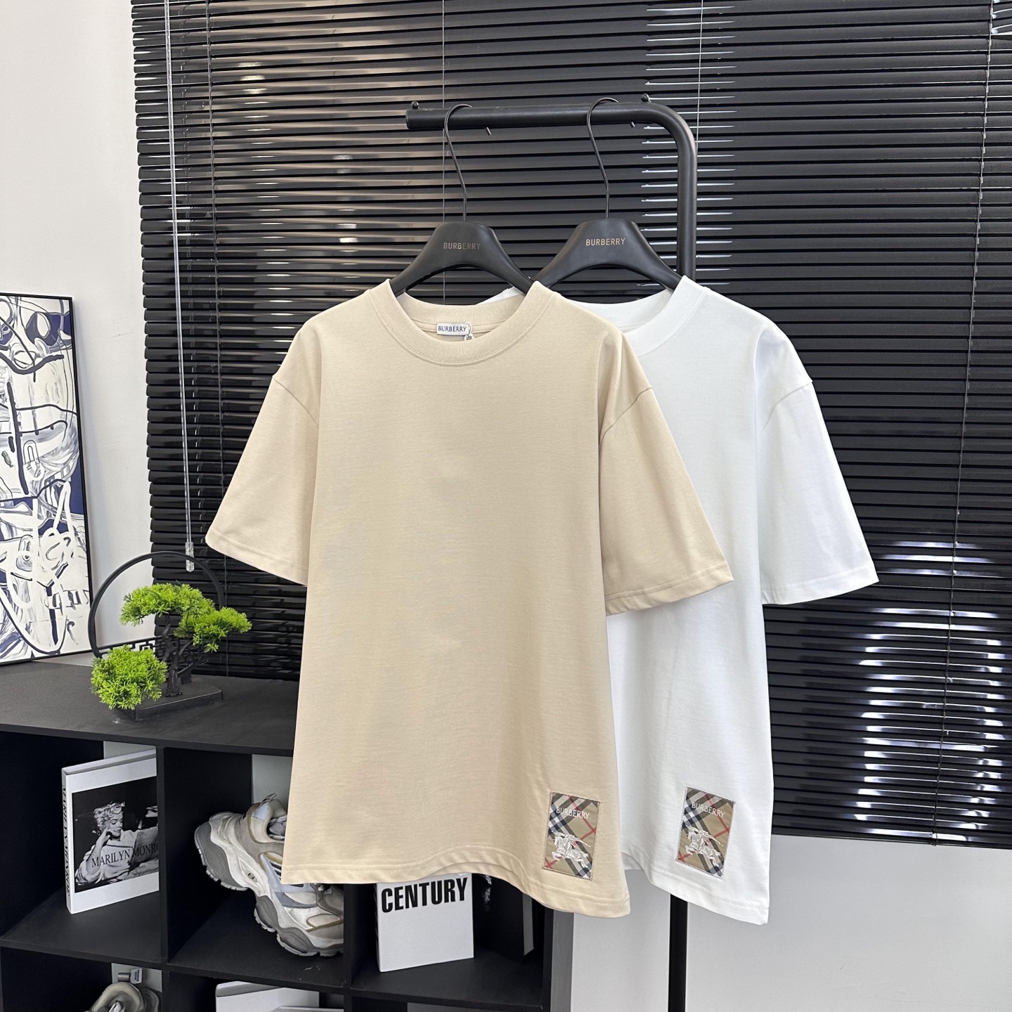 Burberry 

款号：B601#博柏利官网新款刺绣图标战马短袖

面料- 采用320克双股精梳棉面