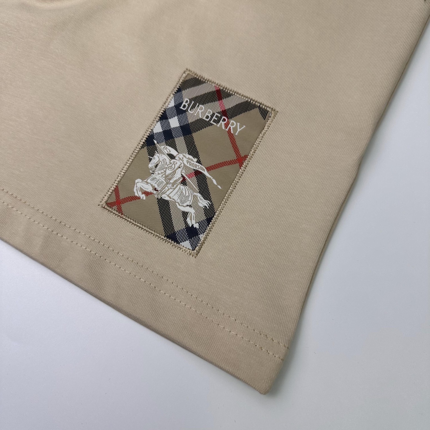 Burberry 

款号：B601#博柏利官网新款刺绣图标战马短袖

面料- 采用320克双股精梳棉面