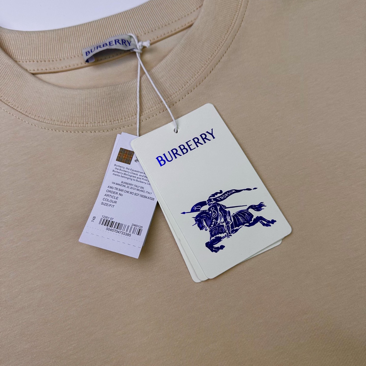Burberry 

款号：B601#博柏利官网新款刺绣图标战马短袖

面料- 采用320克双股精梳棉面
