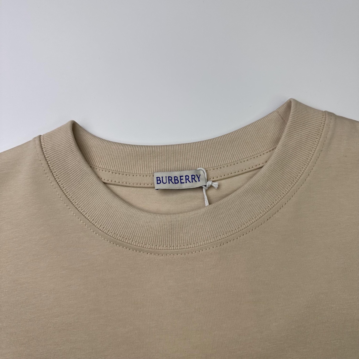 Burberry 

款号：B601#博柏利官网新款刺绣图标战马短袖

面料- 采用320克双股精梳棉面