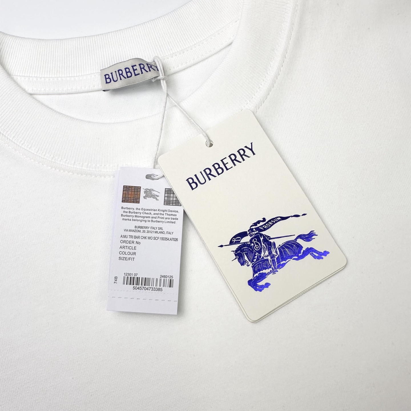 Burberry 

款号：B601#博柏利官网新款刺绣图标战马短袖

面料- 采用320克双股精梳棉面