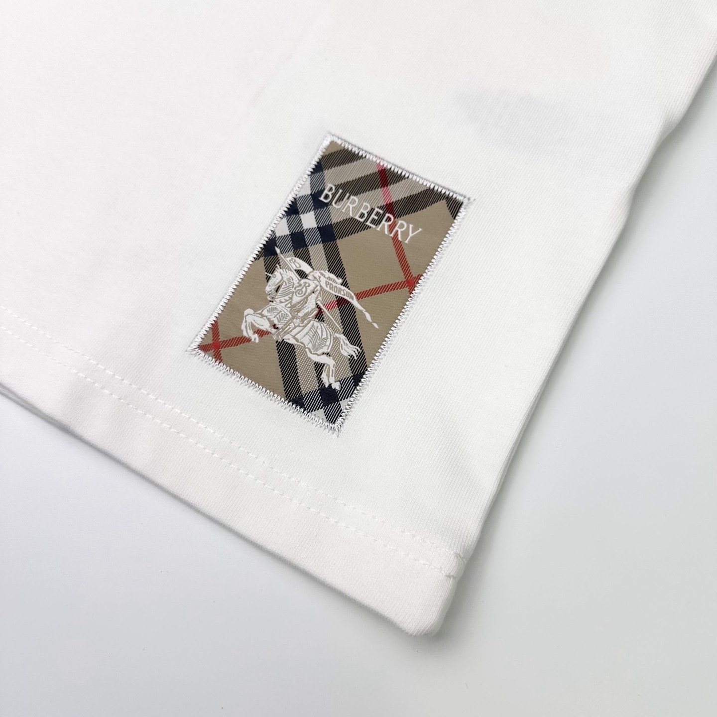 Burberry 

款号：B601#博柏利官网新款刺绣图标战马短袖

面料- 采用320克双股精梳棉面