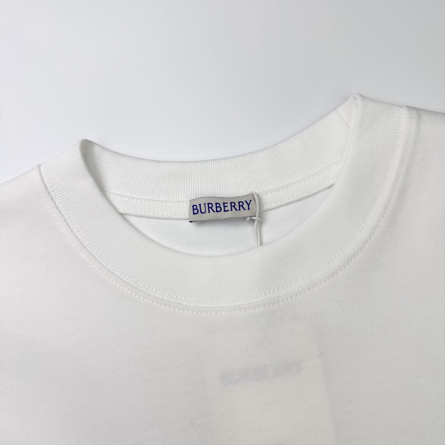 Burberry 

款号：B601#博柏利官网新款刺绣图标战马短袖

面料- 采用320克双股精梳棉面