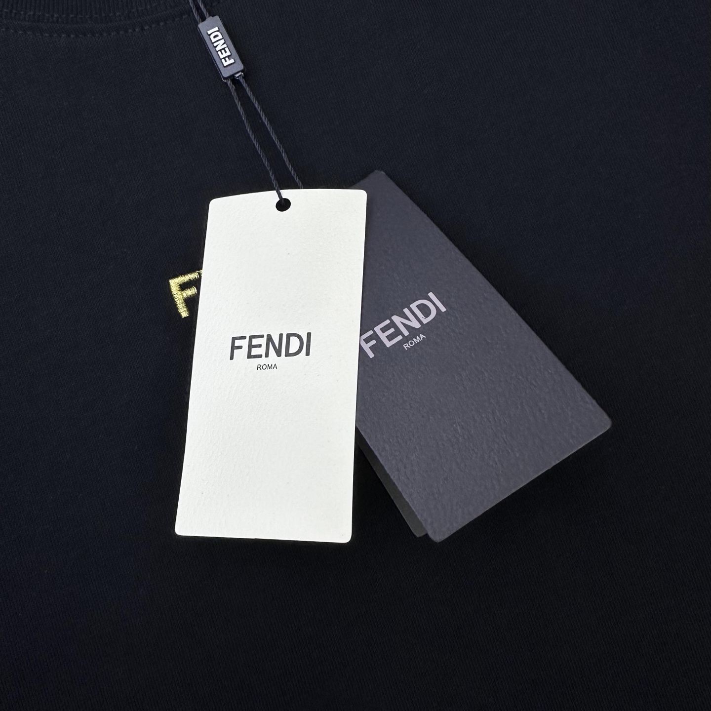 Fendi 

款号：F502#芬迪官网新款刺绣字母短袖

面料- 采用320克双股精梳棉面料.索罗纳螺