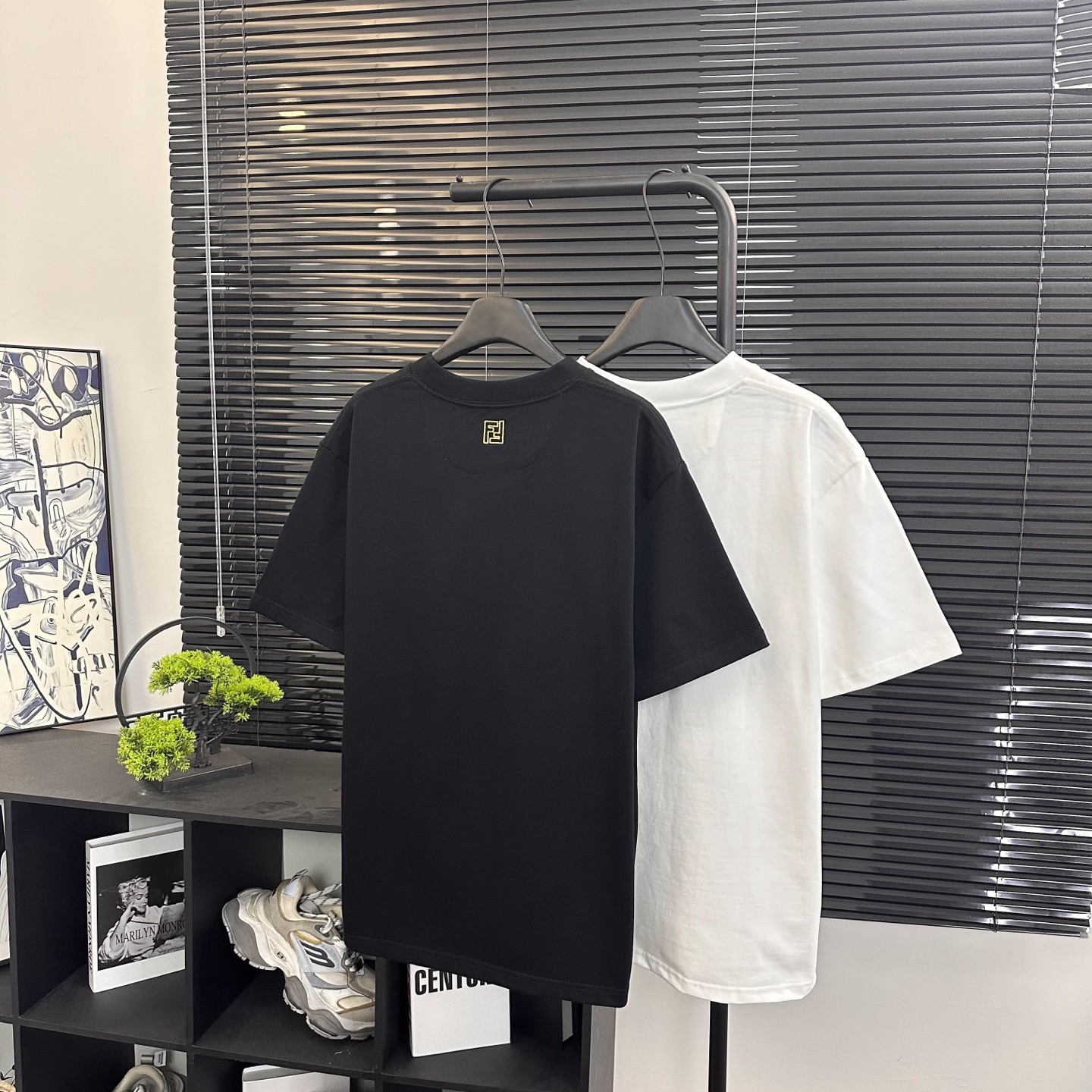 Fendi 

款号：F502#芬迪官网新款刺绣字母短袖

面料- 采用320克双股精梳棉面料.索罗纳螺