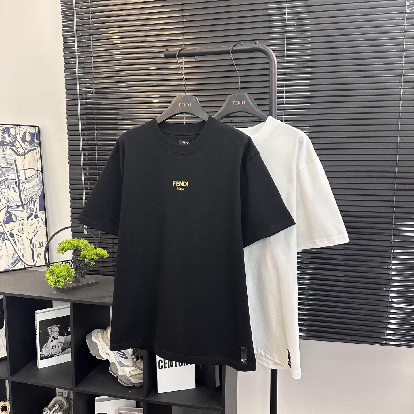 Fendi 

款号：F502#芬迪官网新款刺绣字母短袖

面料- 采用320克双股精梳棉面料.索罗纳螺