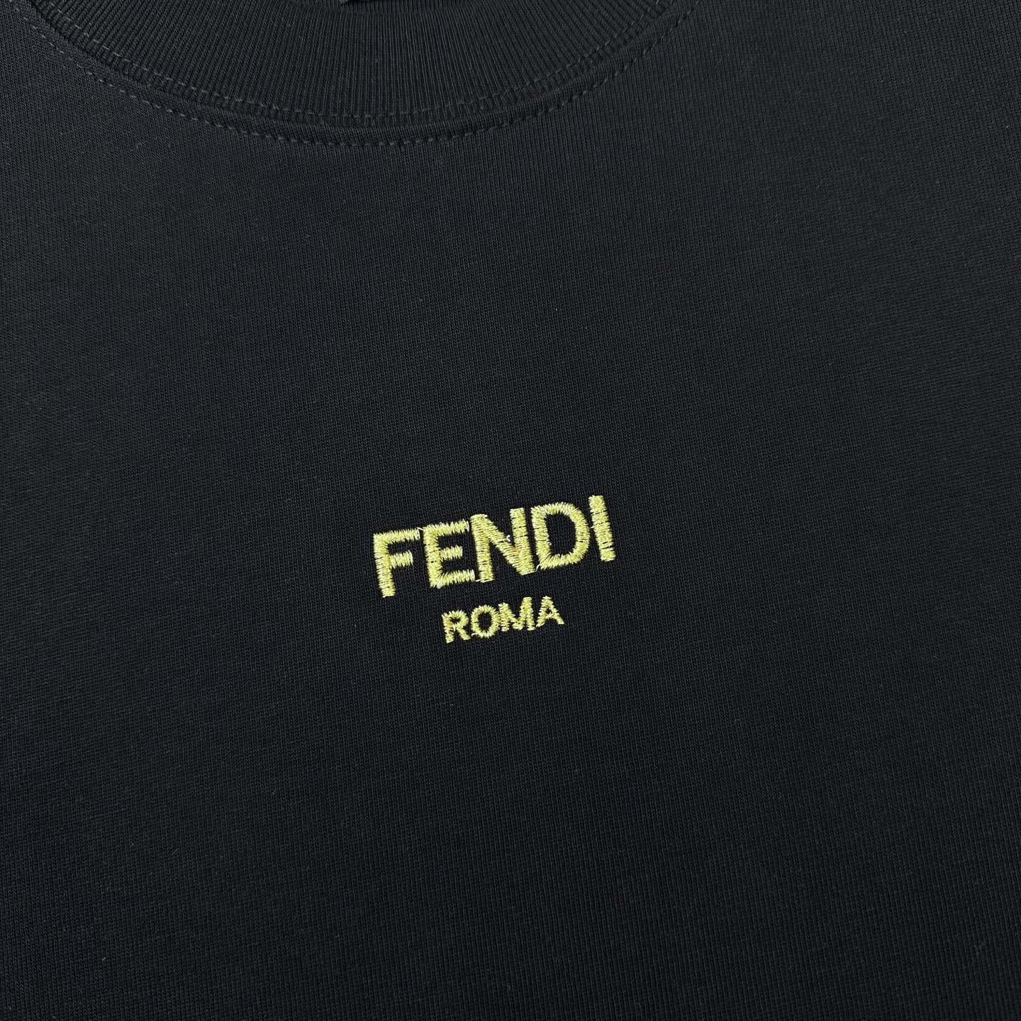 Fendi 

款号：F502#芬迪官网新款刺绣字母短袖

面料- 采用320克双股精梳棉面料.索罗纳螺