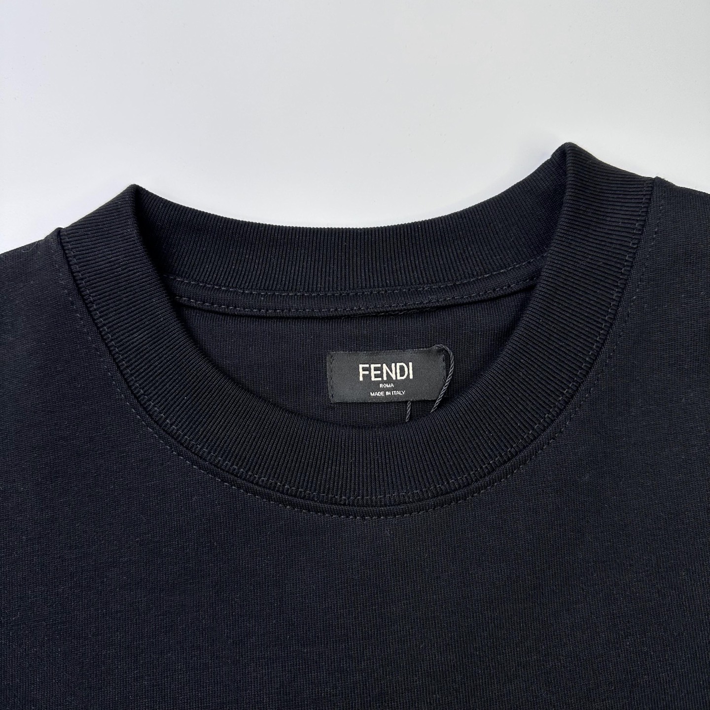 Fendi 

款号：F502#芬迪官网新款刺绣字母短袖

面料- 采用320克双股精梳棉面料.索罗纳螺