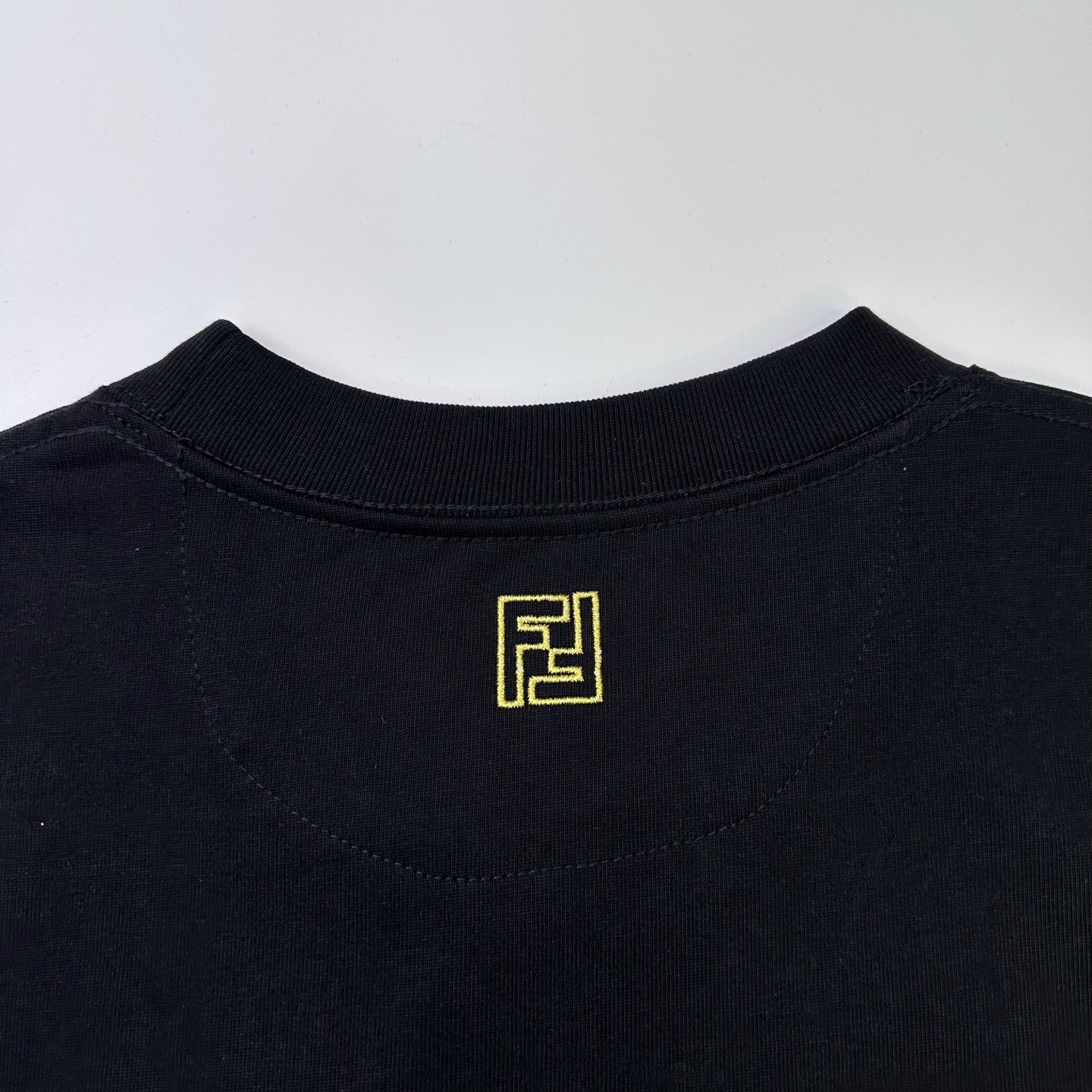 Fendi 

款号：F502#芬迪官网新款刺绣字母短袖

面料- 采用320克双股精梳棉面料.索罗纳螺