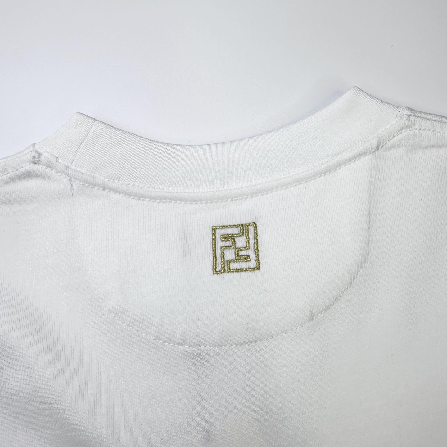 Fendi 

款号：F502#芬迪官网新款刺绣字母短袖

面料- 采用320克双股精梳棉面料.索罗纳螺