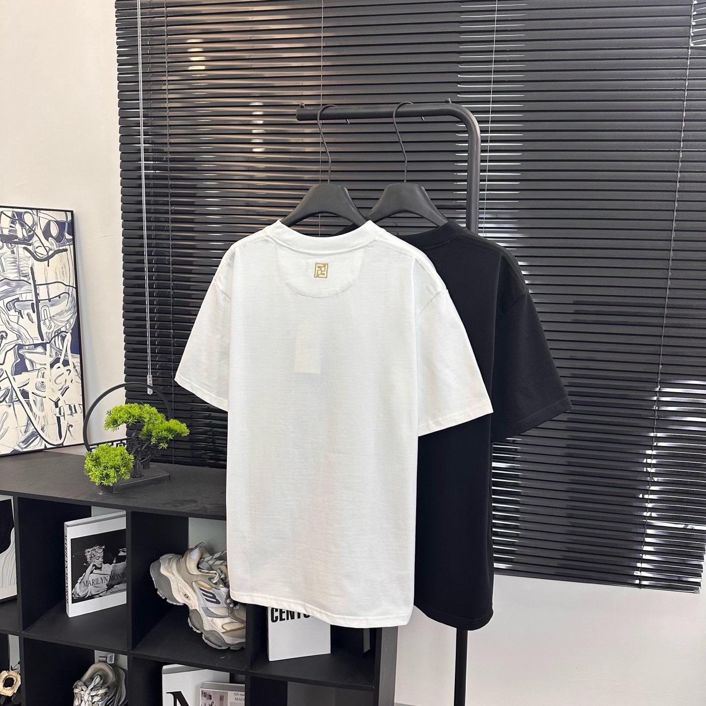 Fendi 

款号：F502#芬迪官网新款刺绣字母短袖

面料- 采用320克双股精梳棉面料.索罗纳螺