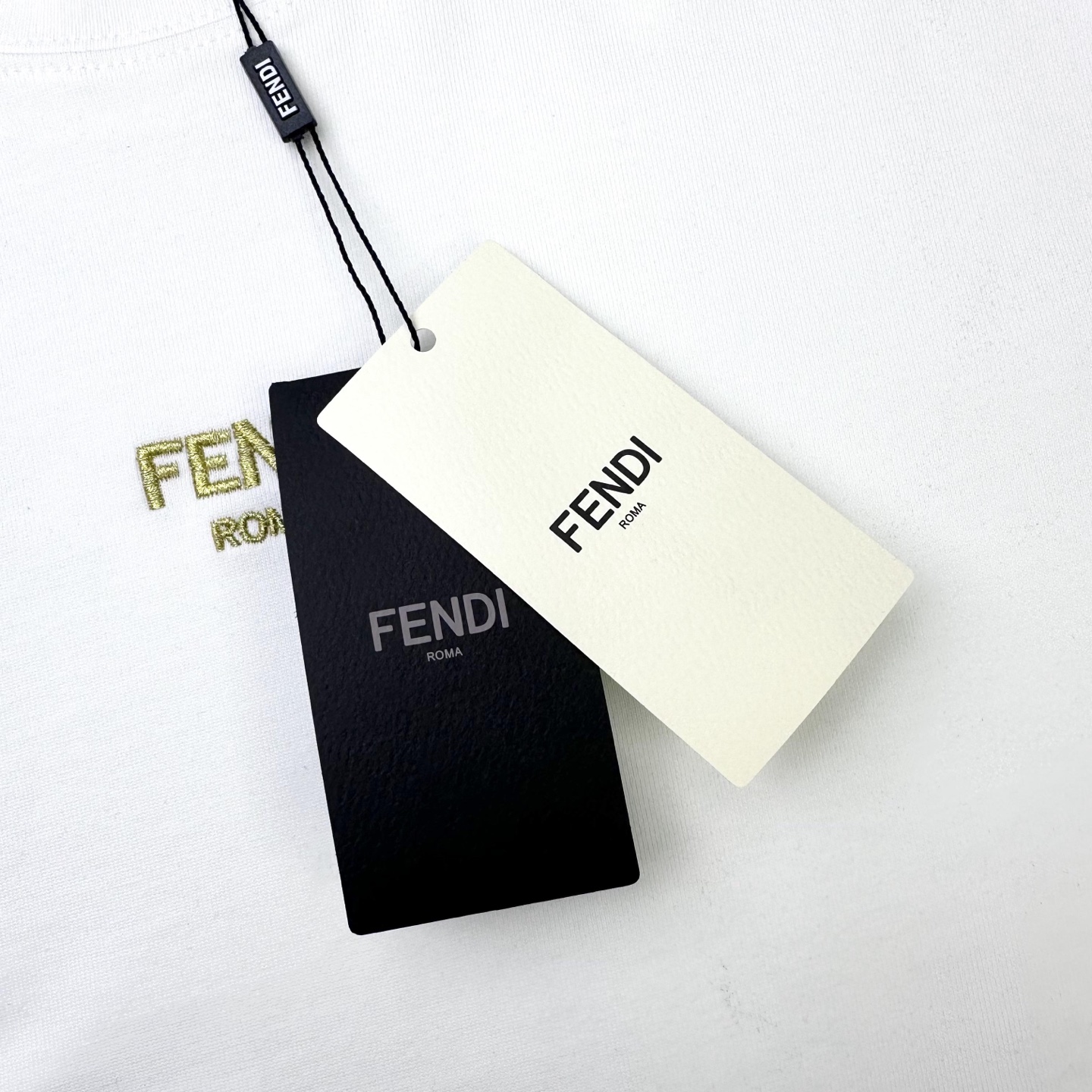 Fendi 

款号：F502#芬迪官网新款刺绣字母短袖

面料- 采用320克双股精梳棉面料.索罗纳螺