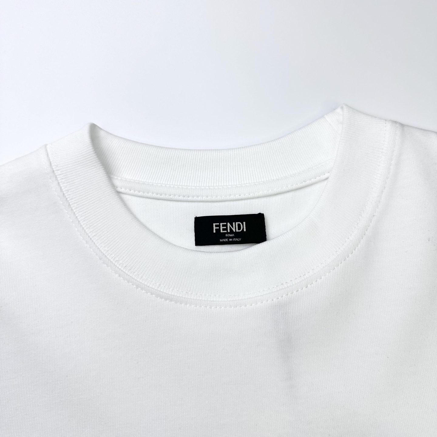 Fendi 

款号：F502#芬迪官网新款刺绣字母短袖

面料- 采用320克双股精梳棉面料.索罗纳螺