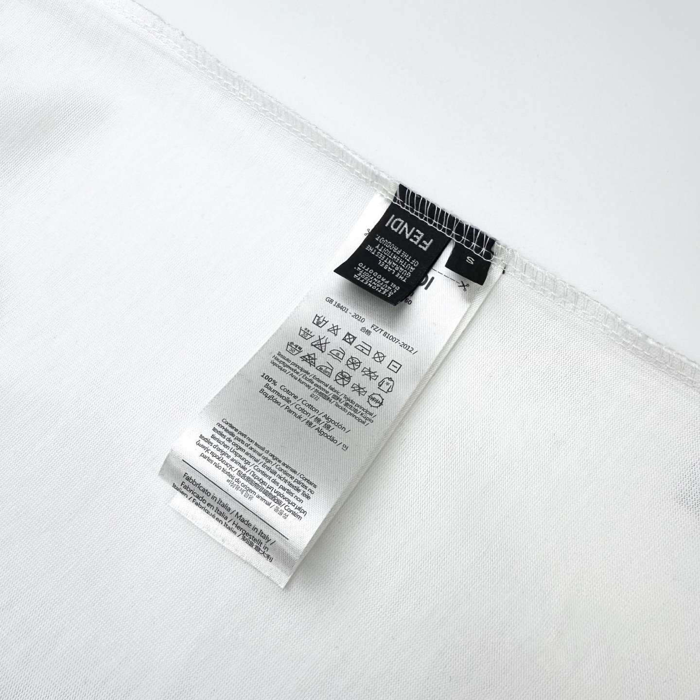 Fendi 

款号：F502#芬迪官网新款刺绣字母短袖

面料- 采用320克双股精梳棉面料.索罗纳螺