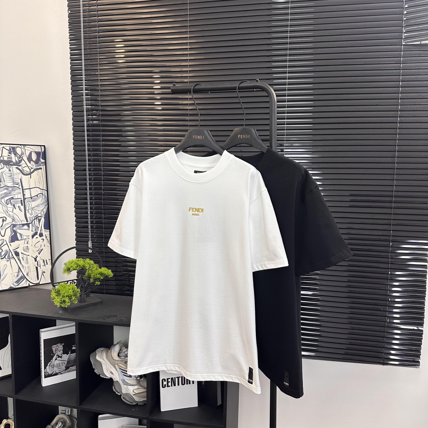 Fendi 

款号：F502#芬迪官网新款刺绣字母短袖

面料- 采用320克双股精梳棉面料.索罗纳螺