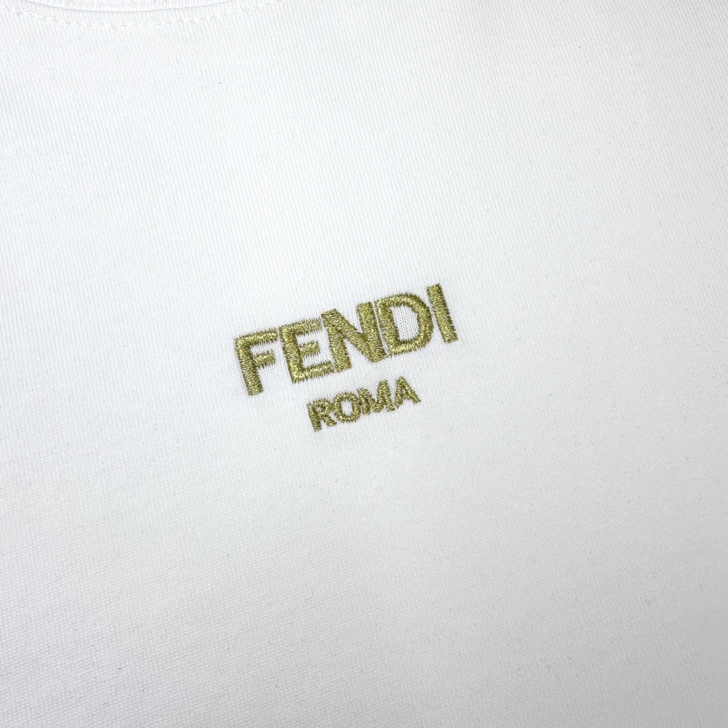 Fendi 

款号：F502#芬迪官网新款刺绣字母短袖

面料- 采用320克双股精梳棉面料.索罗纳螺