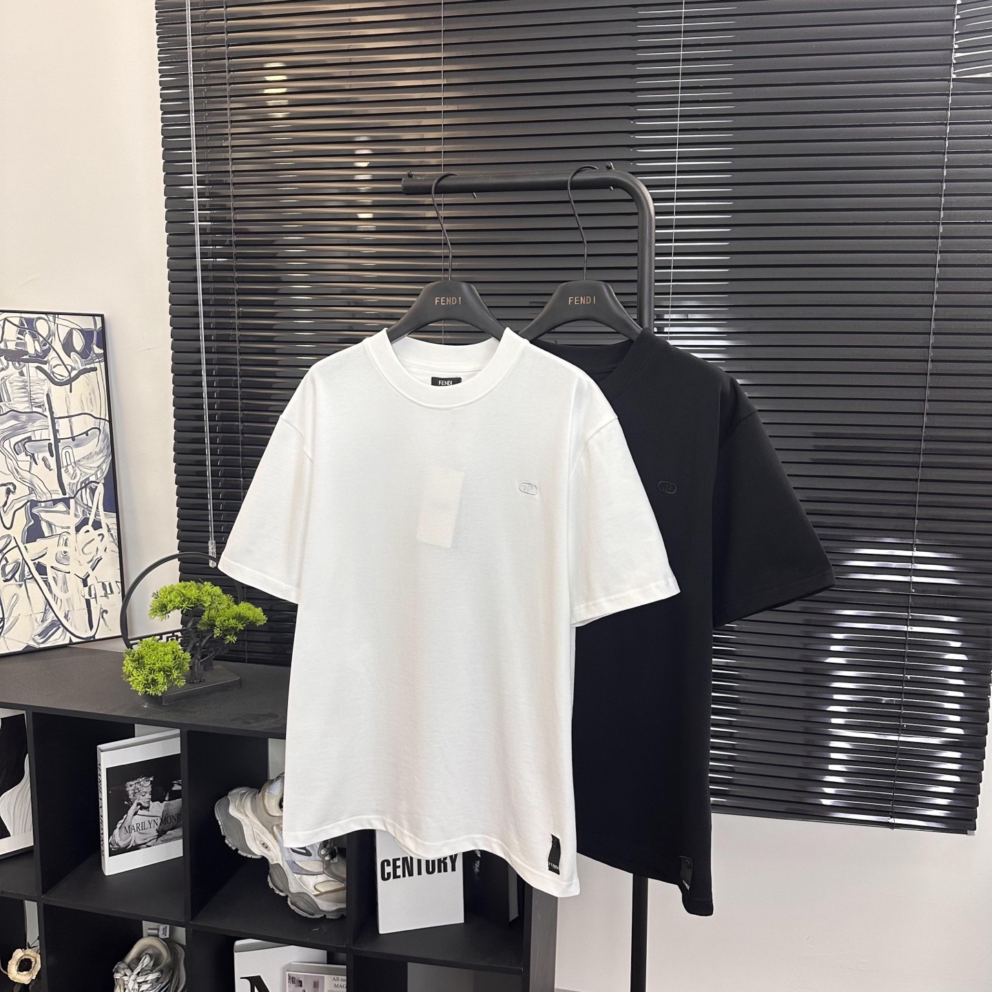 Fendi 

款号：F510#芬迪官网新款刺绣字母短袖

面料- 采用320克双股精梳棉面料.索罗纳螺