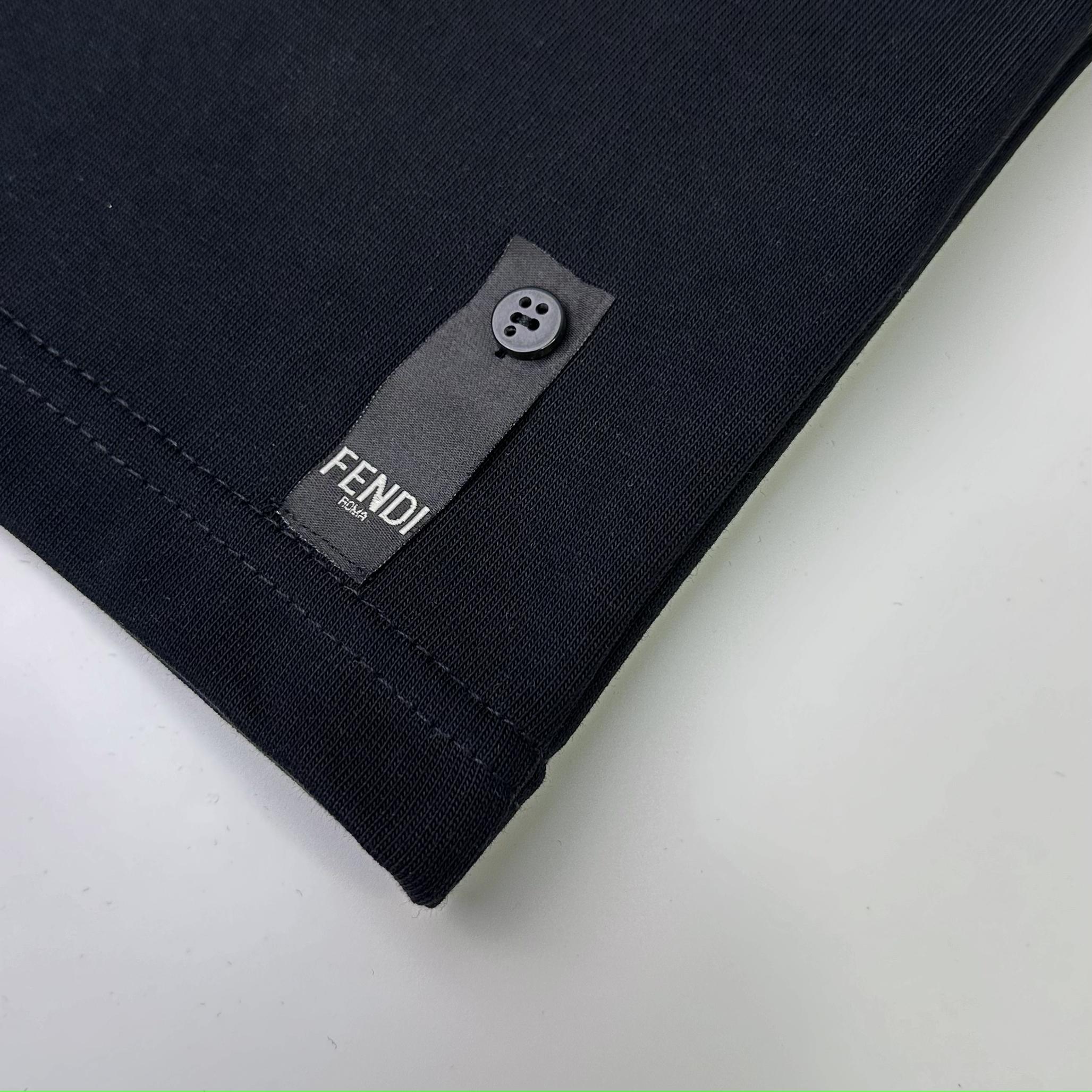 Fendi 

款号：F510#芬迪官网新款刺绣字母短袖

面料- 采用320克双股精梳棉面料.索罗纳螺