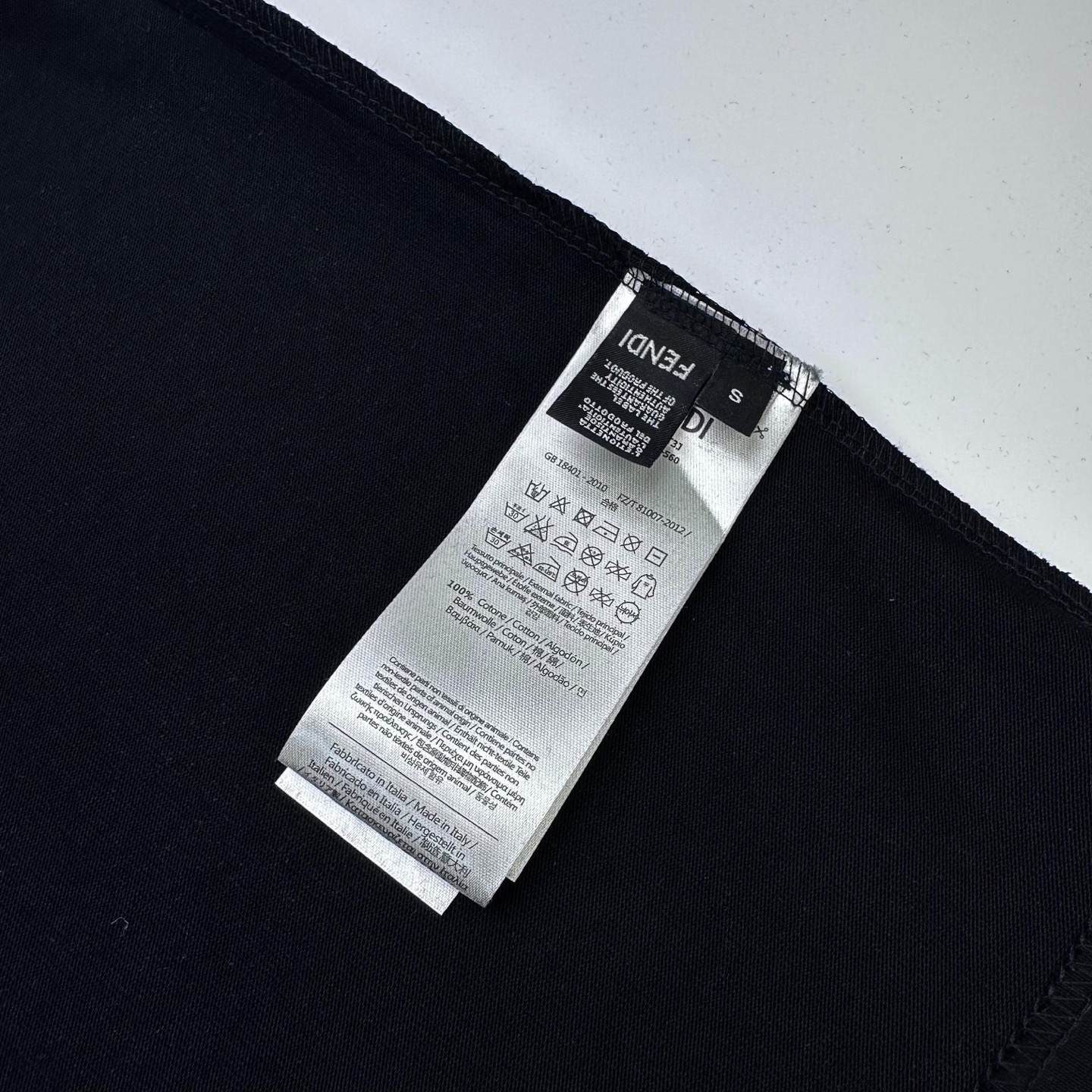 Fendi 

款号：F510#芬迪官网新款刺绣字母短袖

面料- 采用320克双股精梳棉面料.索罗纳螺