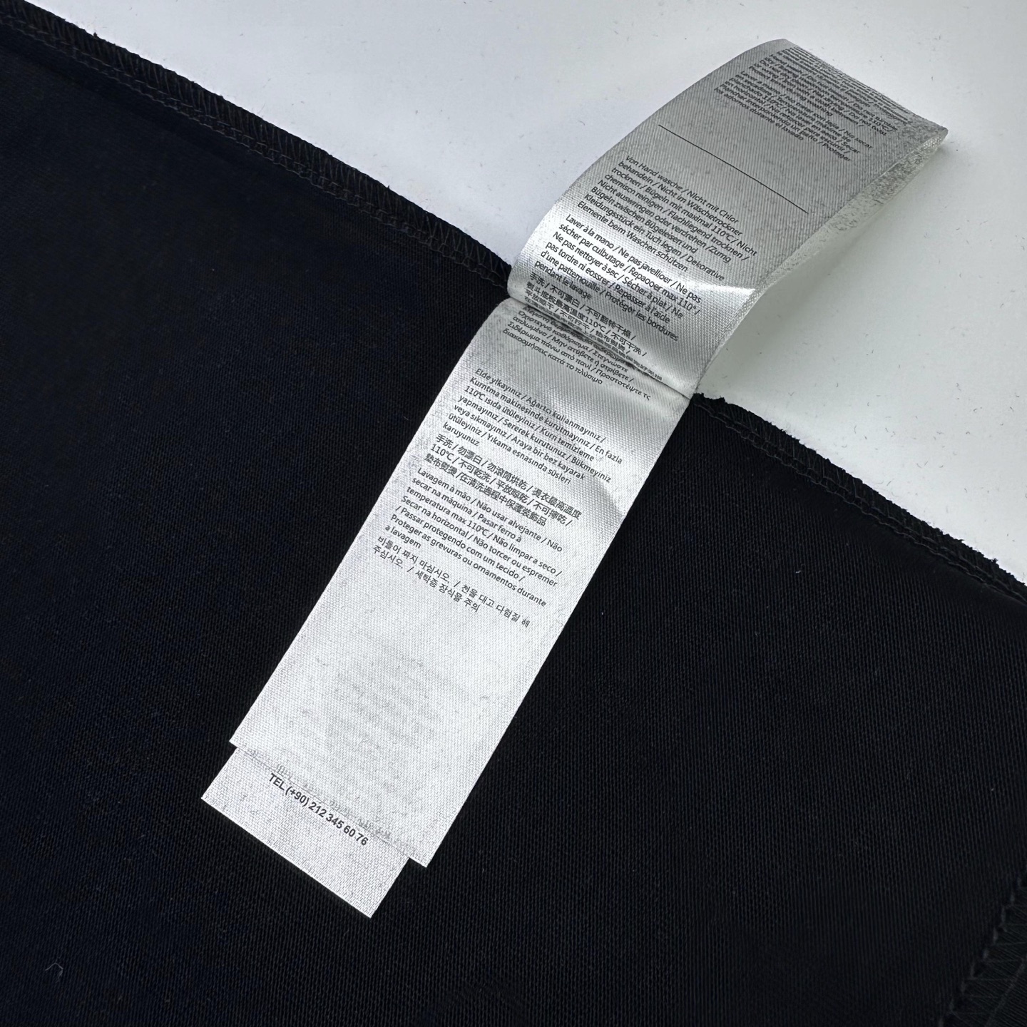 Fendi 

款号：F510#芬迪官网新款刺绣字母短袖

面料- 采用320克双股精梳棉面料.索罗纳螺