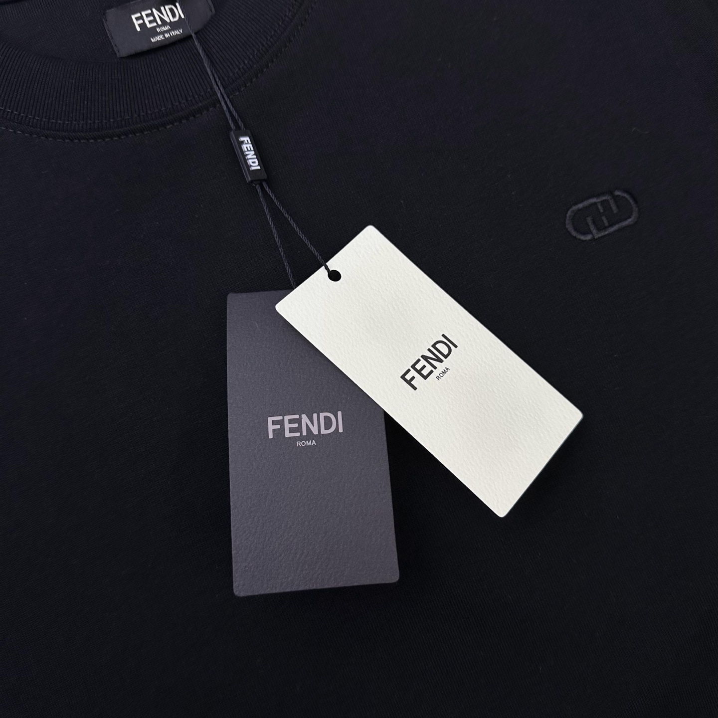 Fendi 

款号：F510#芬迪官网新款刺绣字母短袖

面料- 采用320克双股精梳棉面料.索罗纳螺