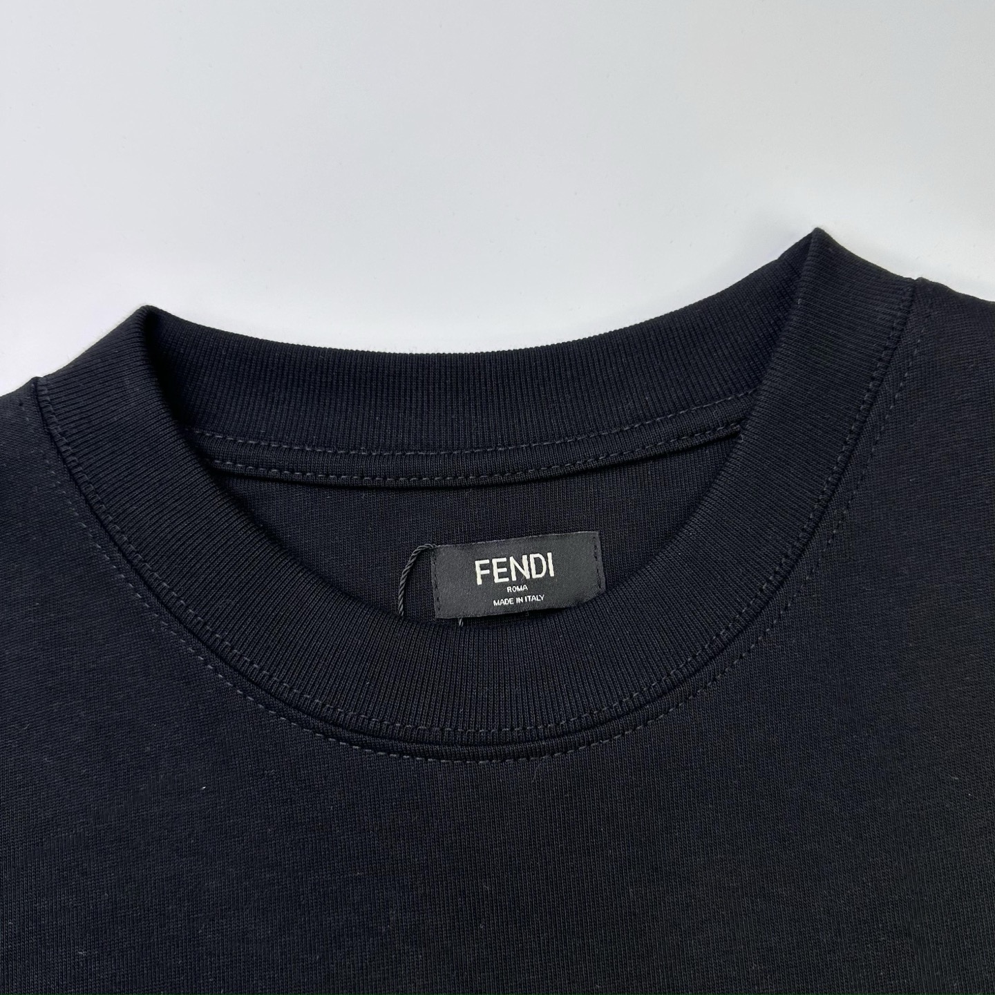 Fendi 

款号：F510#芬迪官网新款刺绣字母短袖

面料- 采用320克双股精梳棉面料.索罗纳螺
