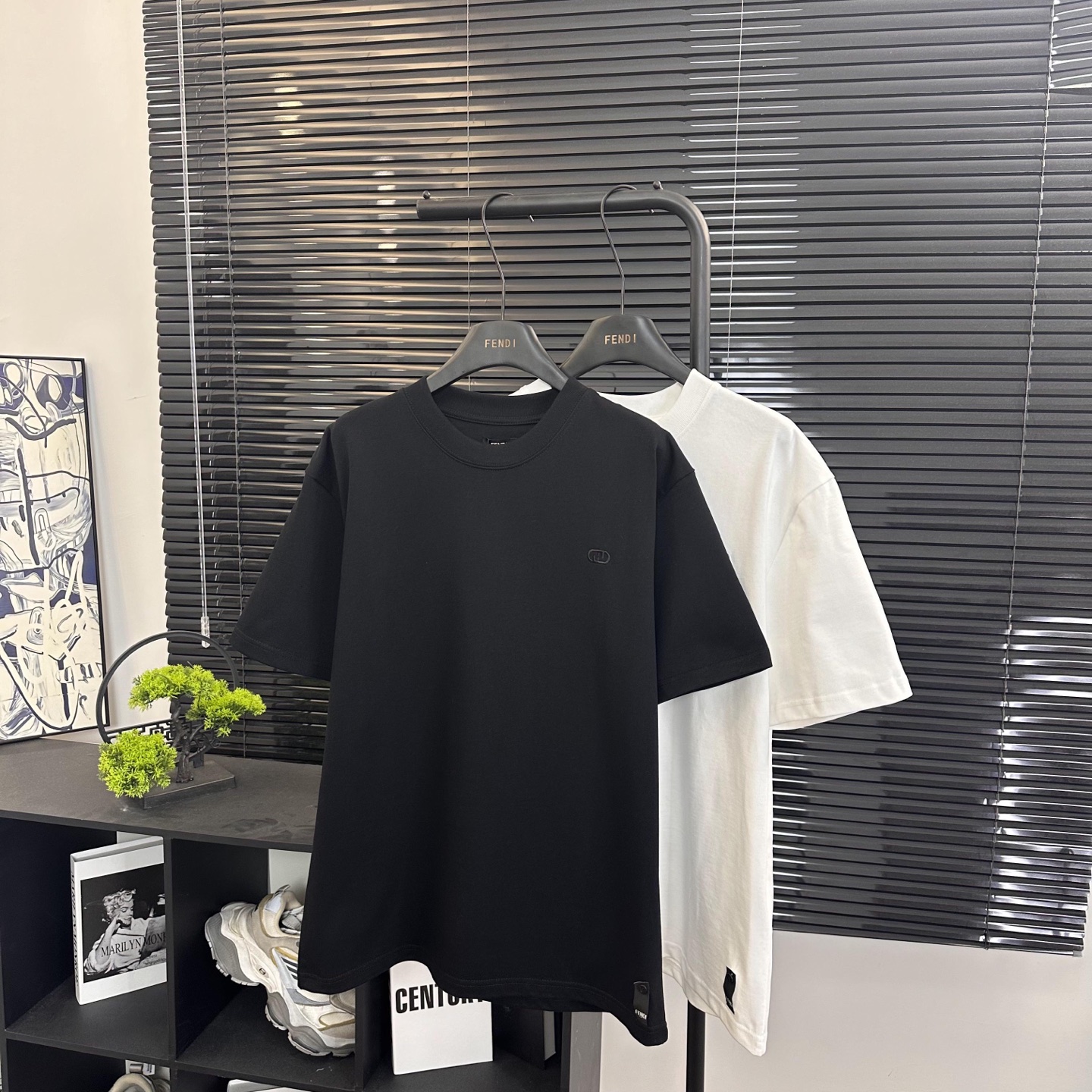 Fendi 

款号：F510#芬迪官网新款刺绣字母短袖

面料- 采用320克双股精梳棉面料.索罗纳螺