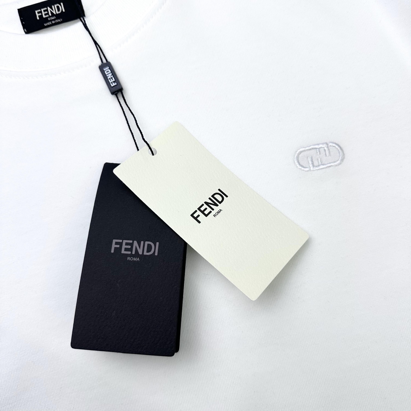Fendi 

款号：F510#芬迪官网新款刺绣字母短袖

面料- 采用320克双股精梳棉面料.索罗纳螺