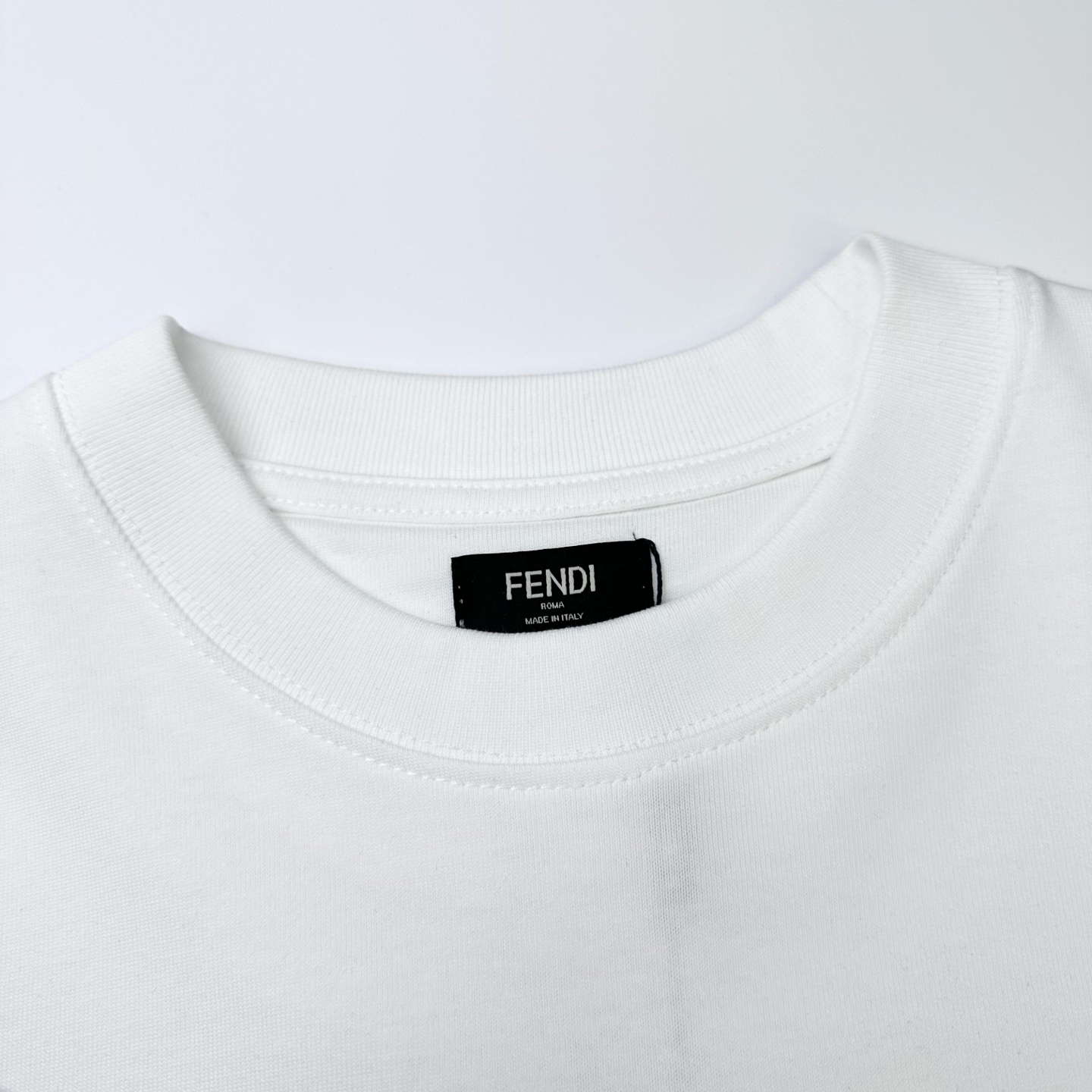 Fendi 

款号：F510#芬迪官网新款刺绣字母短袖

面料- 采用320克双股精梳棉面料.索罗纳螺
