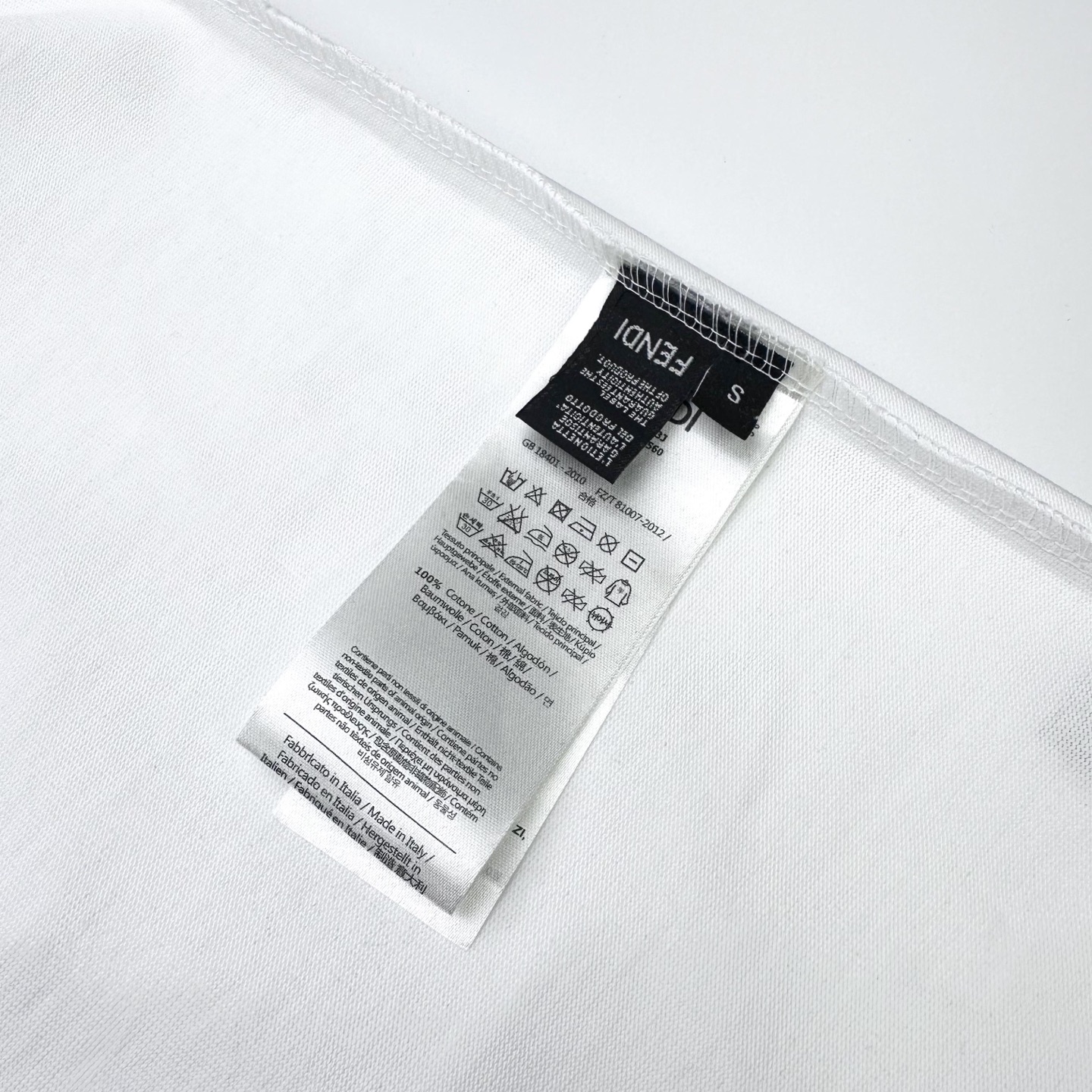 Fendi 

款号：F510#芬迪官网新款刺绣字母短袖

面料- 采用320克双股精梳棉面料.索罗纳螺